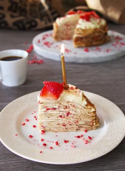 Çilekli Ve Kremalı Krep Pasta Tarifi