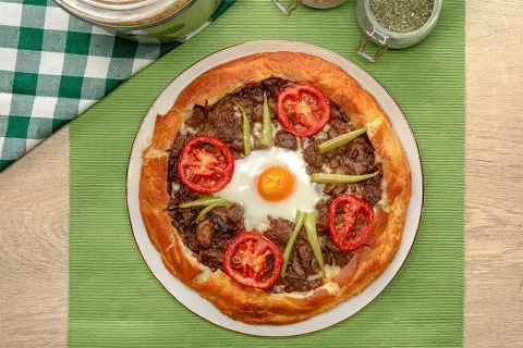 Bazlamadan Kavurmalı Pide