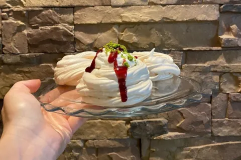 Kremalı Böğürtlen Soslu Beze