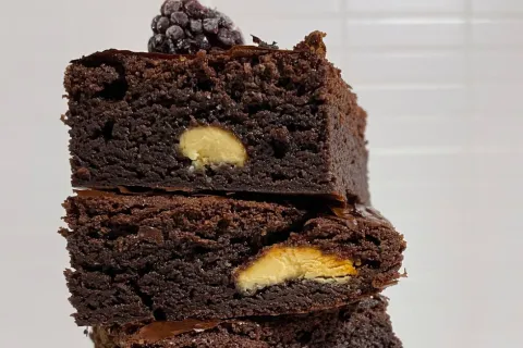 Beyaz Çikolatalı ve Böğürtlenli Brownie