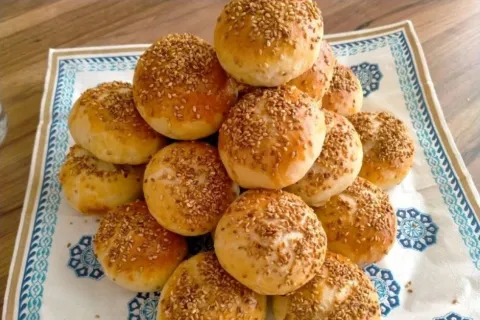 Bol Susamlı Peynirli Poğaça