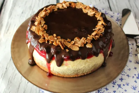 Vişneli ve Çikolata Soslu Cheesecake