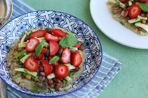 Çilekli Kinoa Salatası