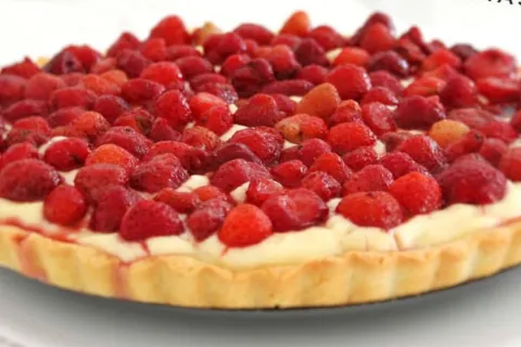 Çilekli ve Kremalı Tart