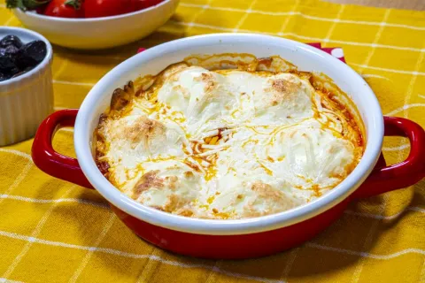 Domatesli Kaşarlı Yumurta Kapama