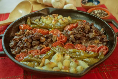 Eli Böğründe