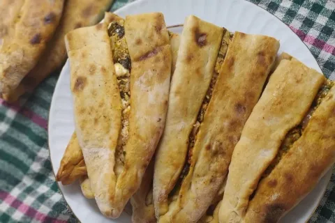 Ev Yapımı Peynirli Pide