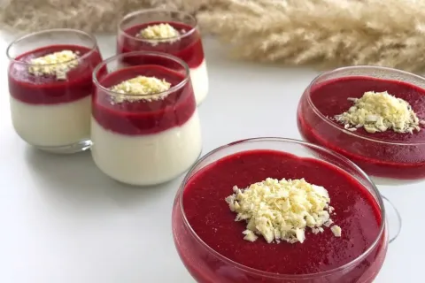 Frambuaz ve Çilek Soslu Muhallebi