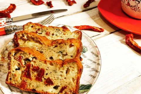 Glutensiz Kuru Domatesli Kek