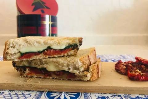 Ispanaklı Kuru Domatesli Tost