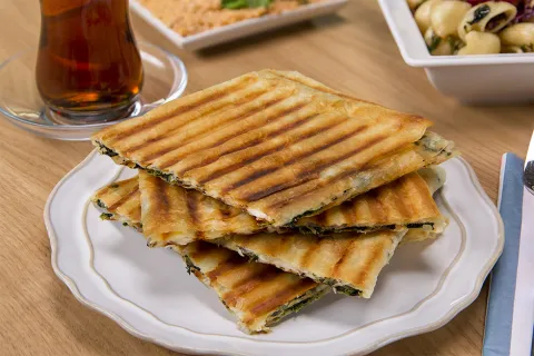 Tost Makinesinde Ispanaklı Gözleme