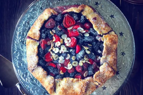 Karadut ve Çilekli Galette
