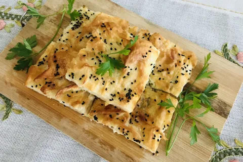 Karışık Soslu Börek
