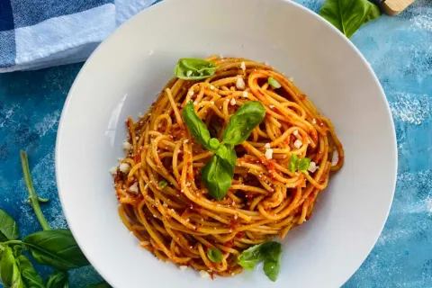 Köz Domates ve Biber Soslu Spagetti