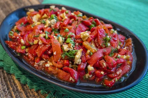 Közlenmiş Biber Salatası
