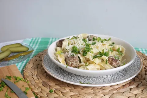 Krema Soslu Köfteli Makarna