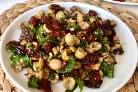 Kuru Domatesli Zeytin Salatası