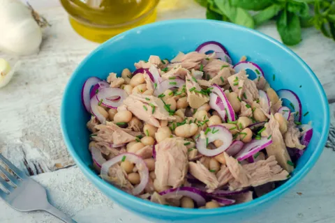Kuru Fasulyeli Ton Balık Salatası