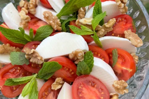 Mozzarella Peynirli Salata