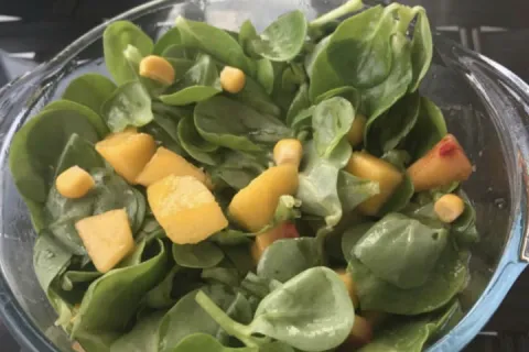 Şeftalili Semizotu Salatası