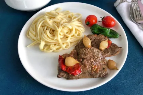 Soslu Lokum Bonfile ve Tereyağlı Makarna