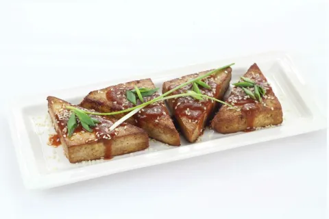 Soya Sosu ile Kızarmış Susamlı Tofu
