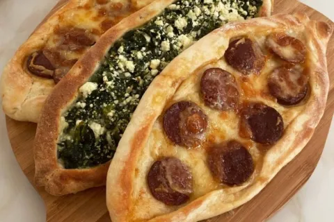 Sucuklu Ispanaklı Pide