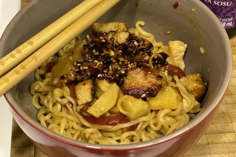 Tatlı Ekşi Soslu Tavuklu Noodle