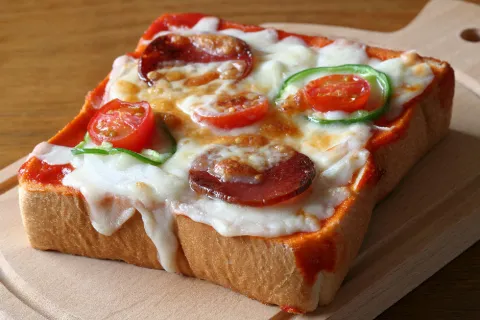 Tost Ekmeğinde Pizza