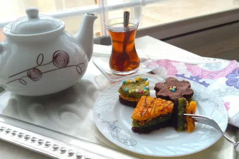 Üç Renkli, Şekilli Kekler