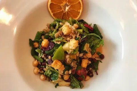 Vinigret Soslu Bakliyat Salatası