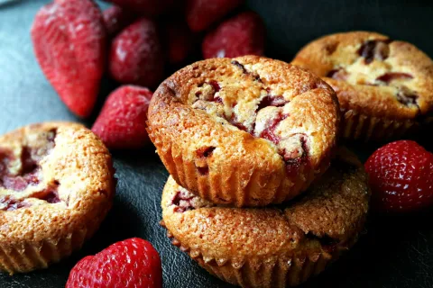 Yoğurtlu ve Çilekli Muffin