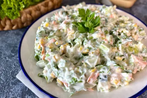 Yoğurtlu Marul Salatası