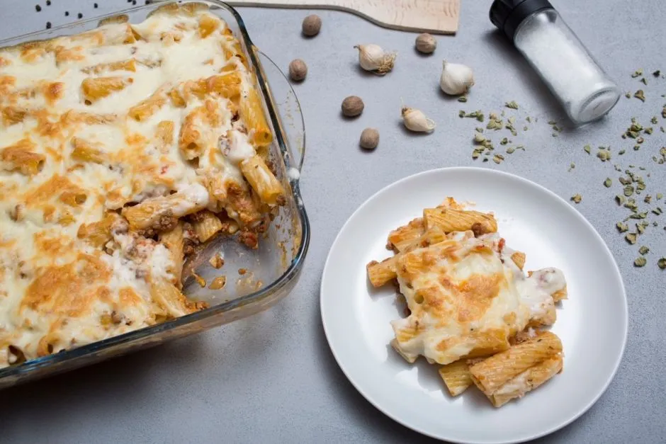 Fırında Kıymalı Beşamel Soslu Makarna tarifi