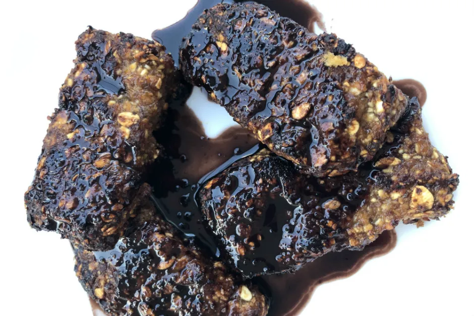Akışkan Çikolata Soslu Raw Bar tarifi