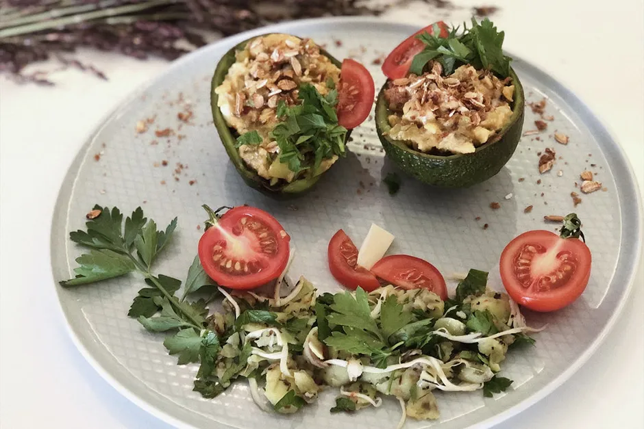 Avokado Çanağında Yumurta tarifi