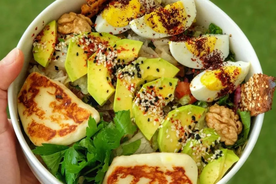 Avokadolu Kahvaltı Salatası tarifi