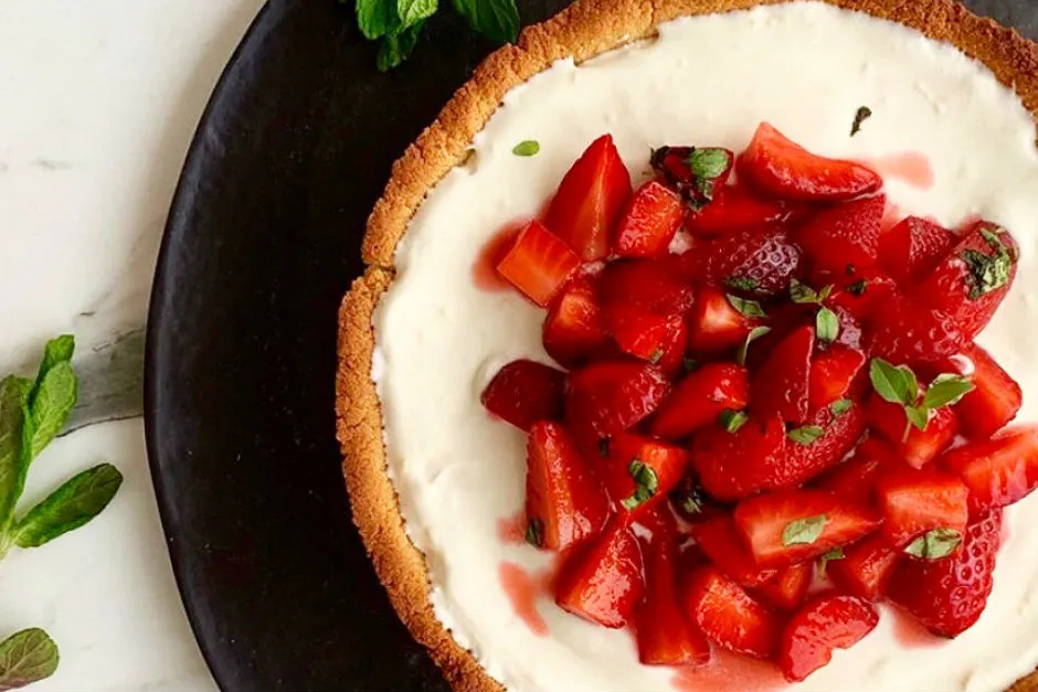 Badem Unlu Çilekli Tart tarifi