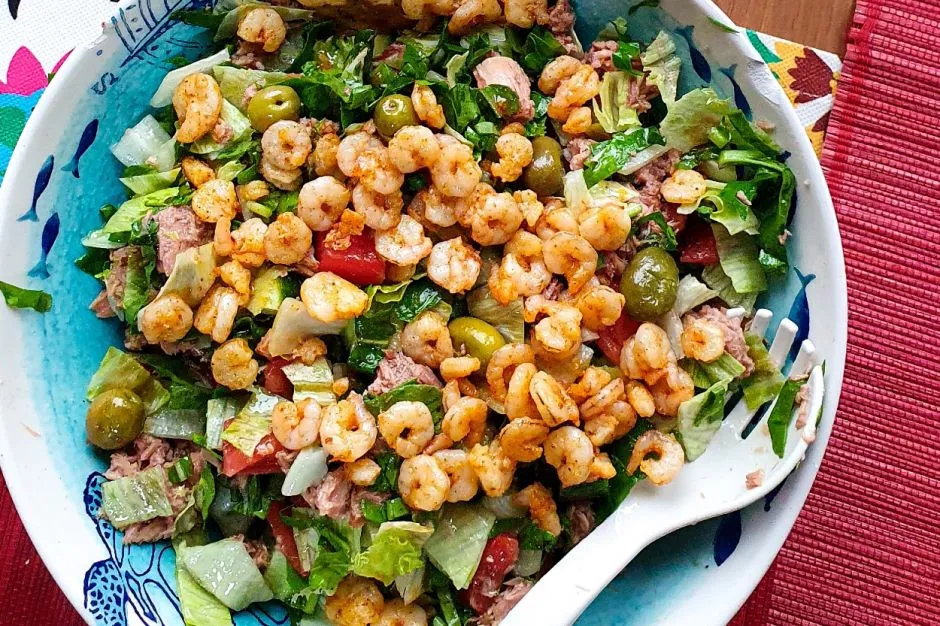 Balıklı Doyurucu Salata tarifi