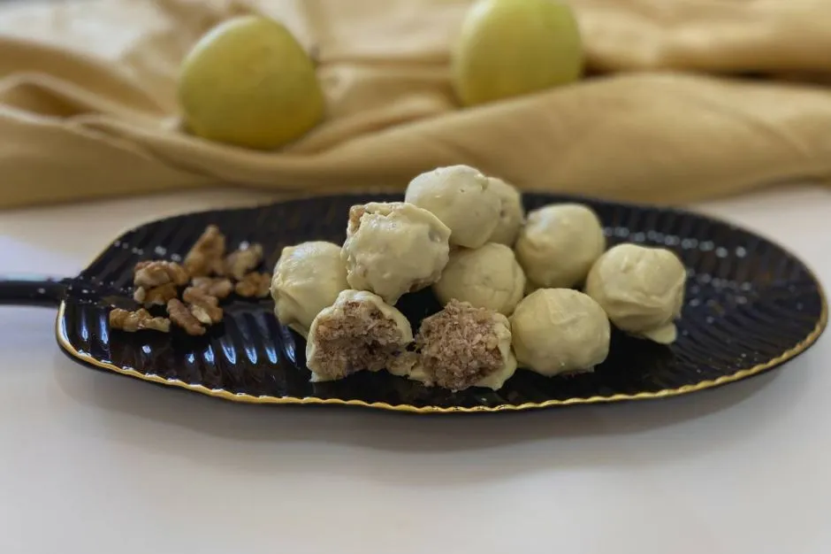 Beyaz Çikolata Kaplı Elmalı Toplar tarifi