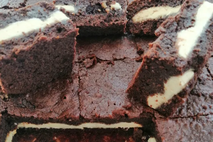 Beyaz Çikolatalı Lokmalık Brownie tarifi
