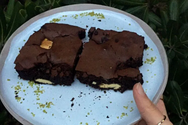 Böğürtlenli Beyaz Çikolatalı Brownie tarifi