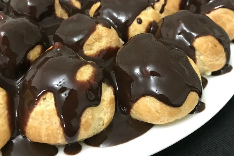 Bol Çikolata Profiterol tarifi