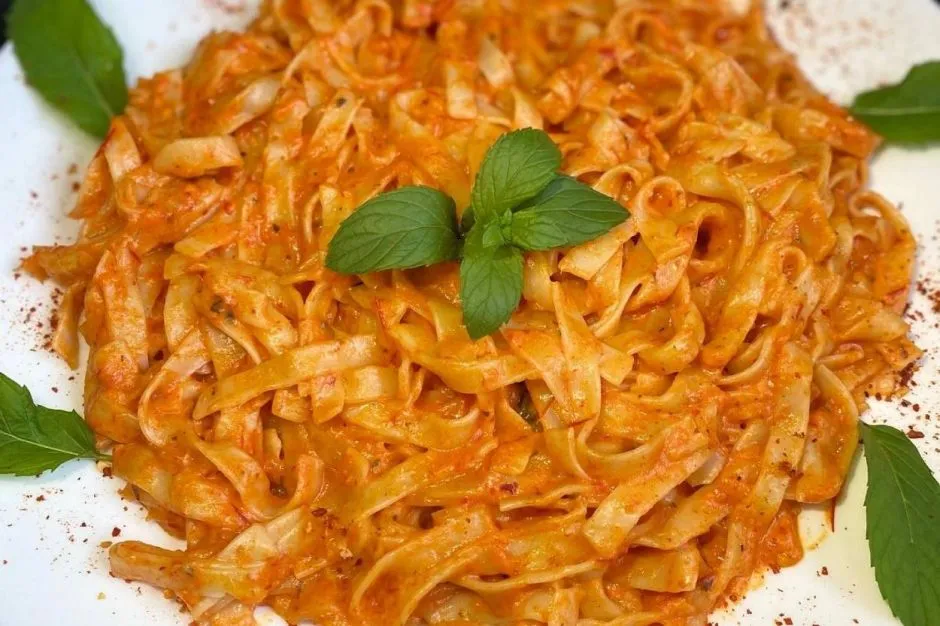 Bol Soslu Fettuccine Makarna tarifi