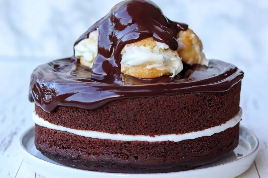 Çikolatalı Profiterollu Pasta tarifi
