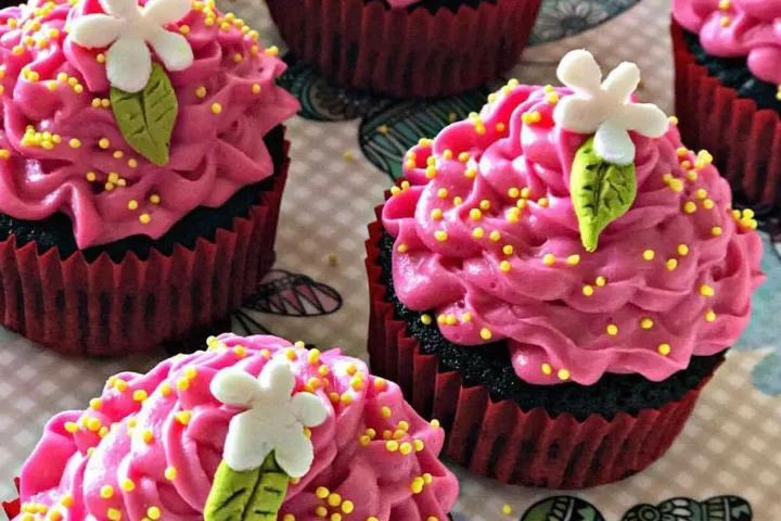 Çilek Kremalı Kakaolu Cupcake tarifi