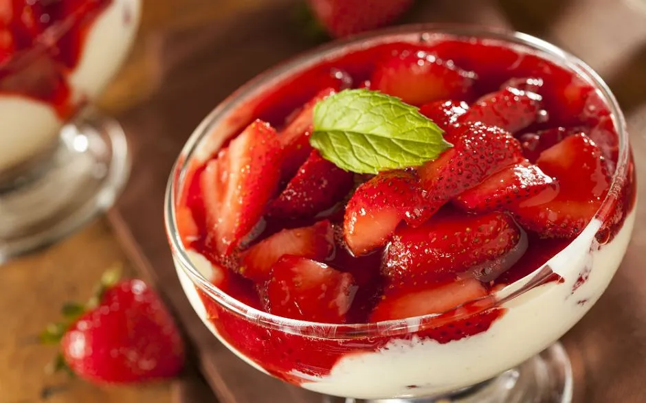 Çilek Soslu Panna Cotta tarifi