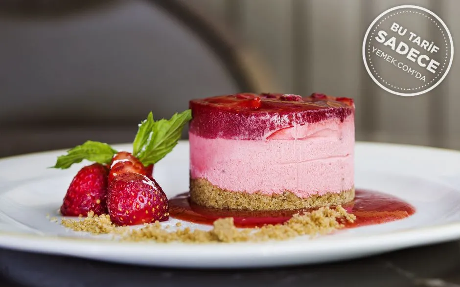 Çilek Soslu Semifreddo (Semifreddo alle fragole) tarifi