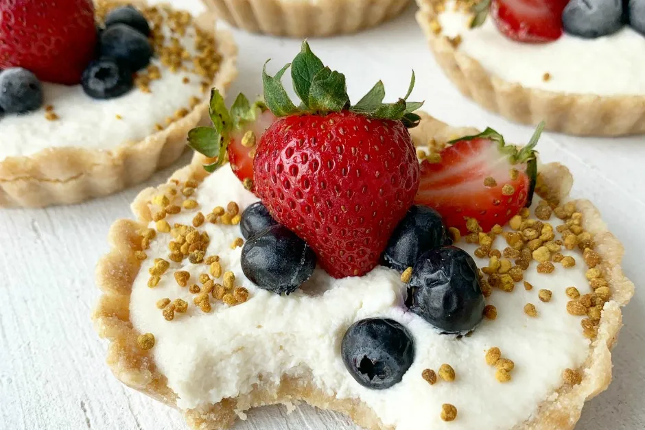 Çilek ve Yaban Mersinli Raw Tartolet tarifi
