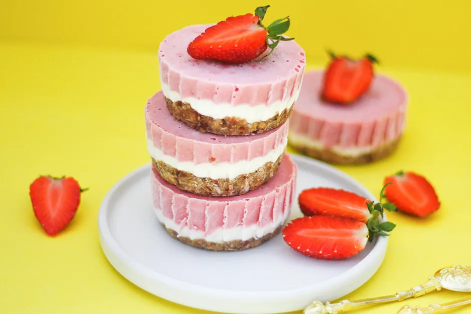 Çilekli Kolay Cheesecake tarifi
